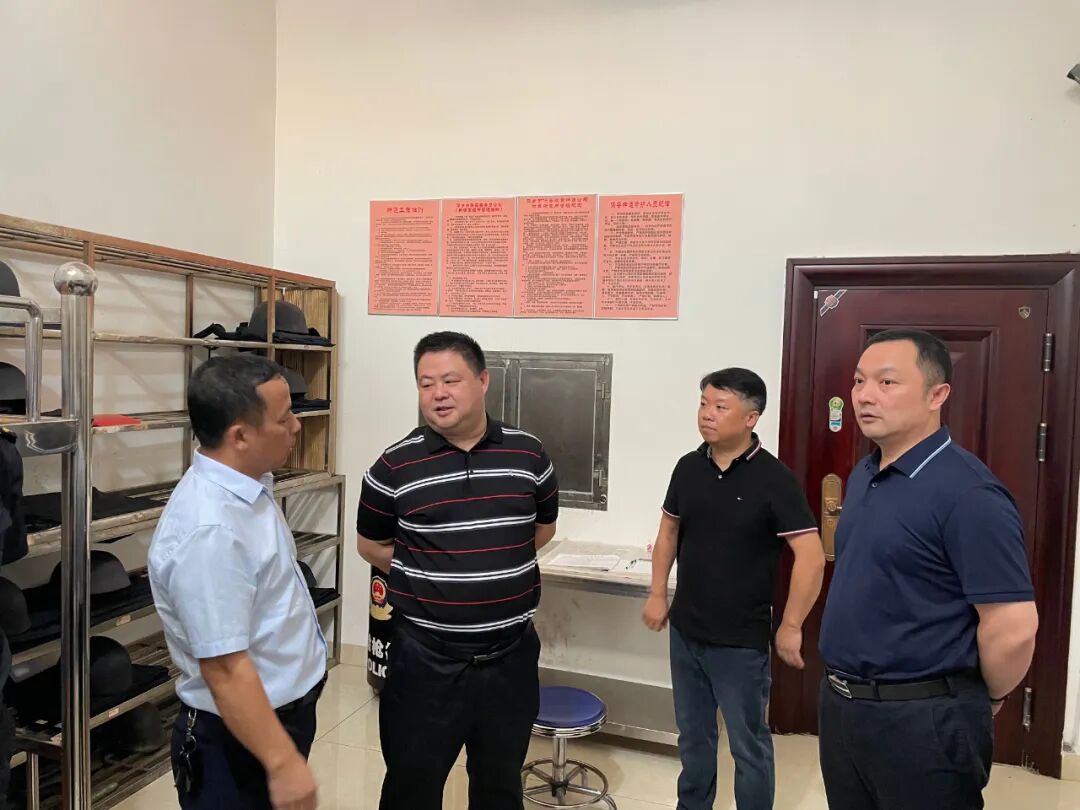 在市保安公司驻农行守押中队,贺正华仔细了解武装押运