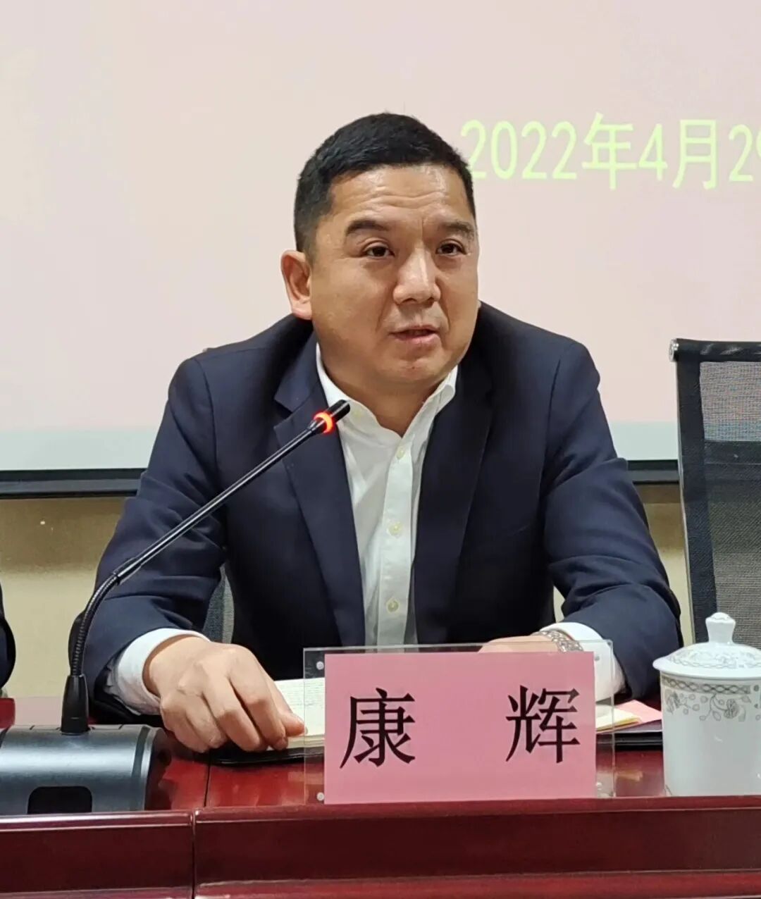 康辉,兰子建,贺正华表示,完全拥护,坚决服从市委的决定,将努力为市属