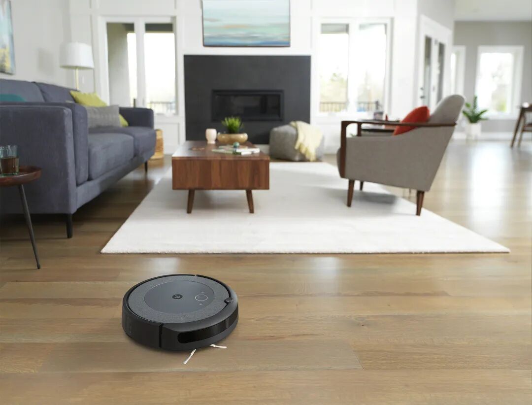 iRobot Roomba扫地机器人在家庭场景中工作