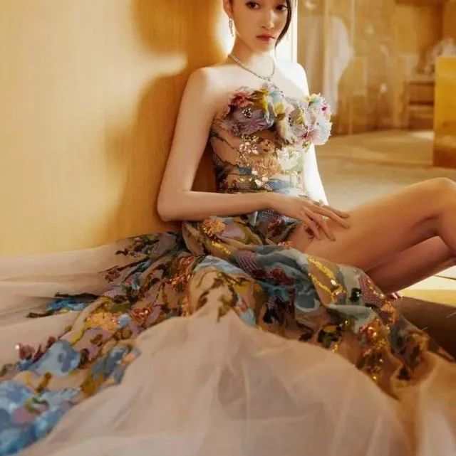 关晓彤飞天奖红毯造型太美了,一袭花朵仙女裙,优雅又惊艳!