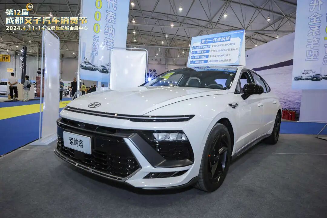 第十一代索纳塔外观大改,采用全球one model统一设计,以星际战舰造型