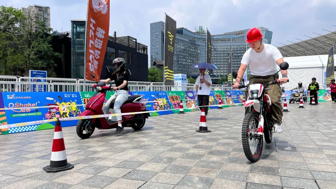 大赛(成都站)正在成都交子汽车消费节室外广场活动区激烈开赛现场氛围