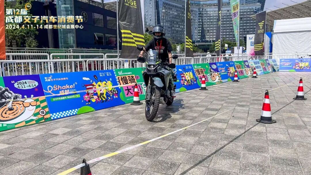 各大主流摩托车厂商为参赛摩友提供了最新款热门试驾车型8915无极