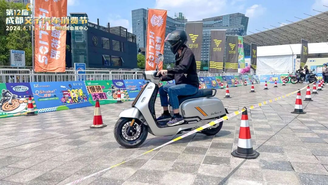 各大主流摩托车厂商为参赛摩友提供了最新款热门试驾车型8915无极