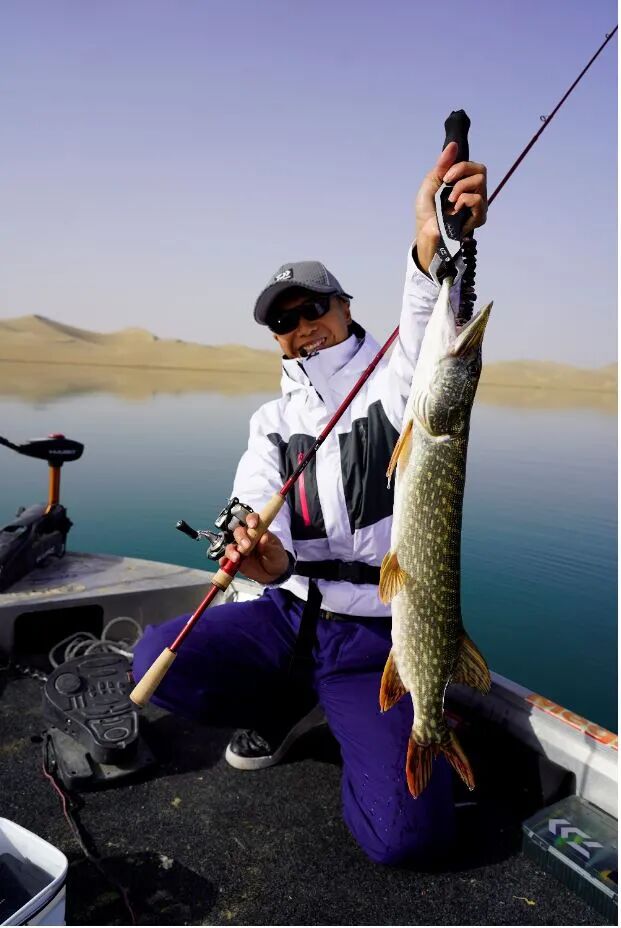 下海淡水都可使用作为一款多功能便携式路亚竿享受作钓的惬意时光以自