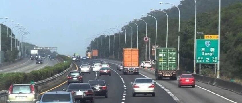 自己在高速跑120，为啥还不断有车超过去？老司机为你道出实情