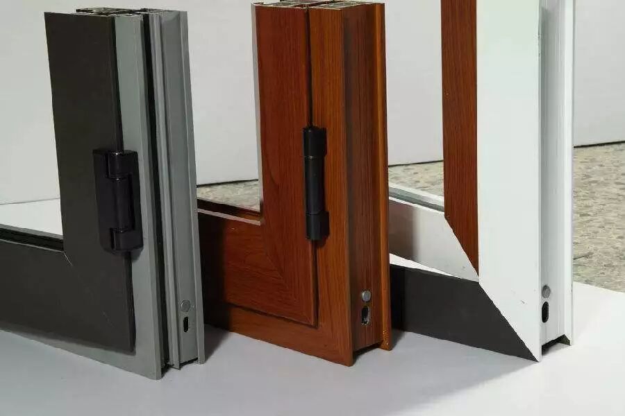 这些铝合金门窗的外观虽一样，但价格却相差甚大...