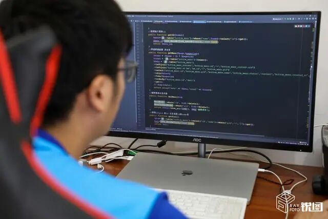 厉害！95后2万月薪程序员，背着电脑送外卖，途中还要改bug！