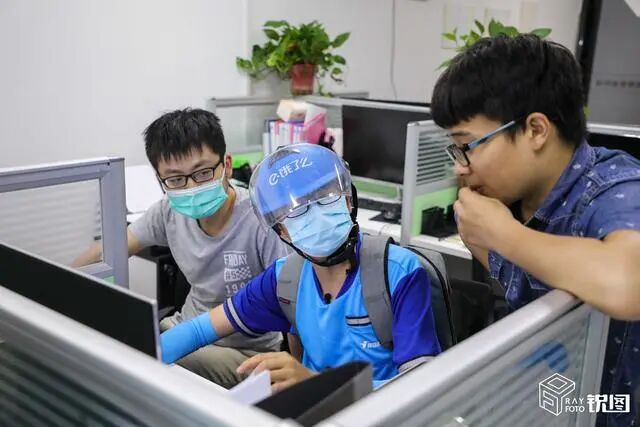 厉害！95后2万月薪程序员，背着电脑送外卖，途中还要改bug！