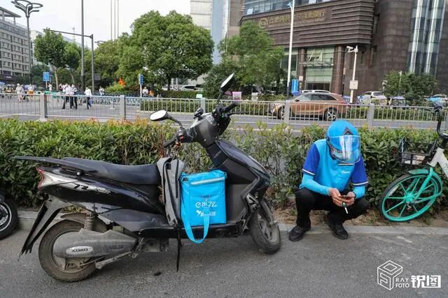 厉害！95后2万月薪程序员，背着电脑送外卖，途中还要改bug！