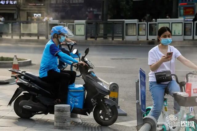 厉害！95后2万月薪程序员，背着电脑送外卖，途中还要改bug！