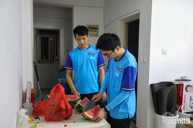 厉害！95后2万月薪程序员，背着电脑送外卖，途中还要改bug！