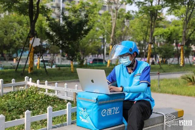 厉害！95后2万月薪程序员，背着电脑送外卖，途中还要改bug！