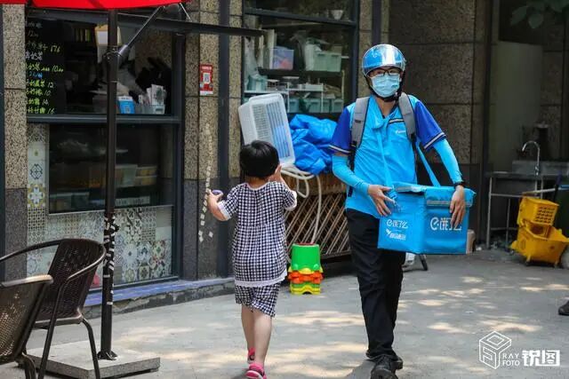 厉害！95后2万月薪程序员，背着电脑送外卖，途中还要改bug！