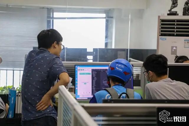 厉害！95后2万月薪程序员，背着电脑送外卖，途中还要改bug！