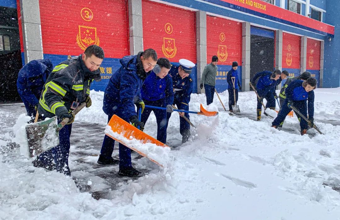 战风雪中的你我他 全市众志成城参与除运雪 全网搜