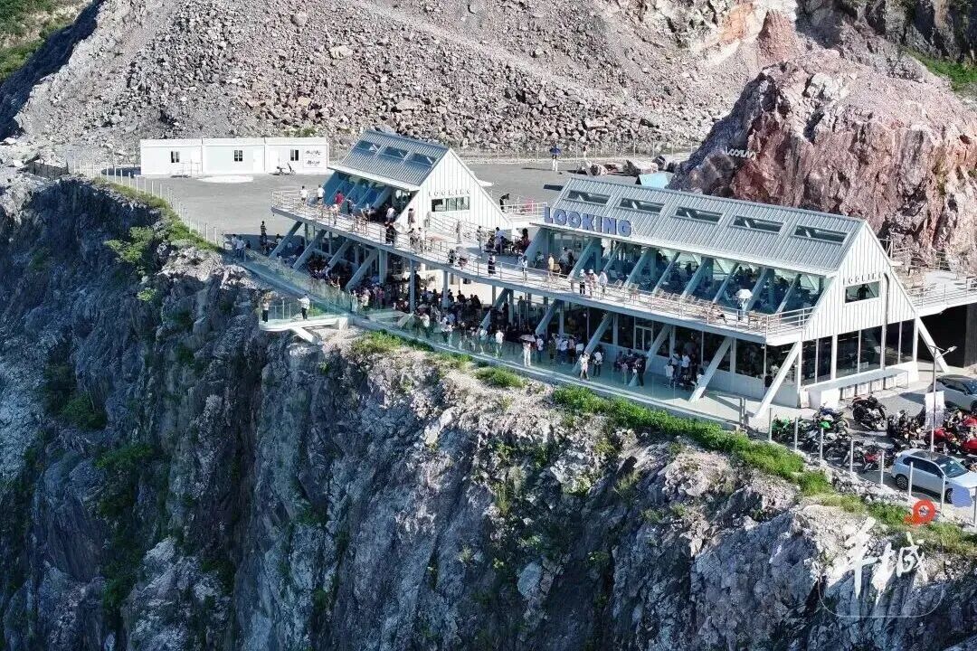 崖边的“浮日蓝矿”咖啡店，南山宣办供图。