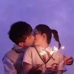 跟中年女人约会，搂搂抱抱已经过时了，现在流行3个动作
