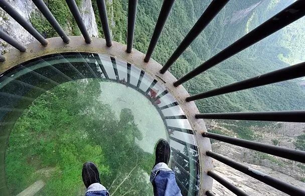 景区玻璃栈道悬于天门山顶西线,长60米,宽1.