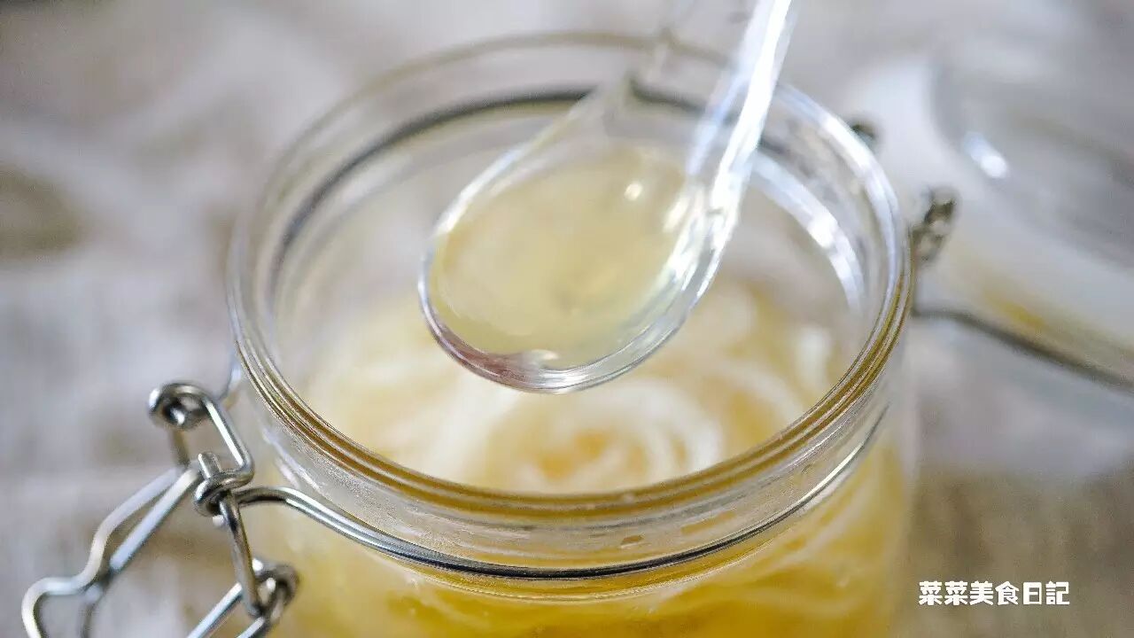 [ 食 材 ] 白萝卜,蜂蜜 [ 做 法 ] 2.用干净的筷