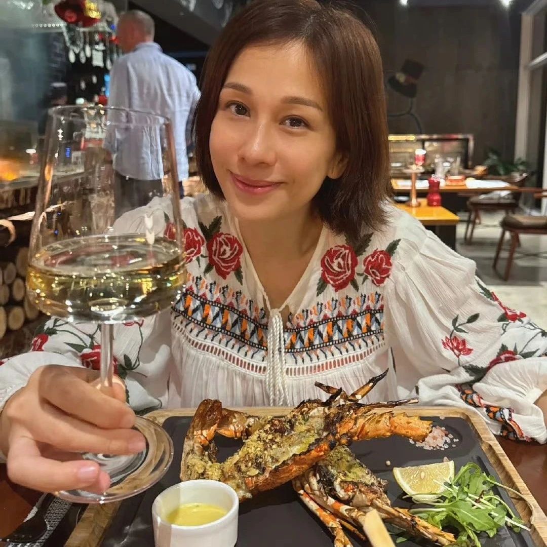 文颂娴近况曝光!时隔20年重返TVB拍剧,与佘诗曼再合作引回忆杀