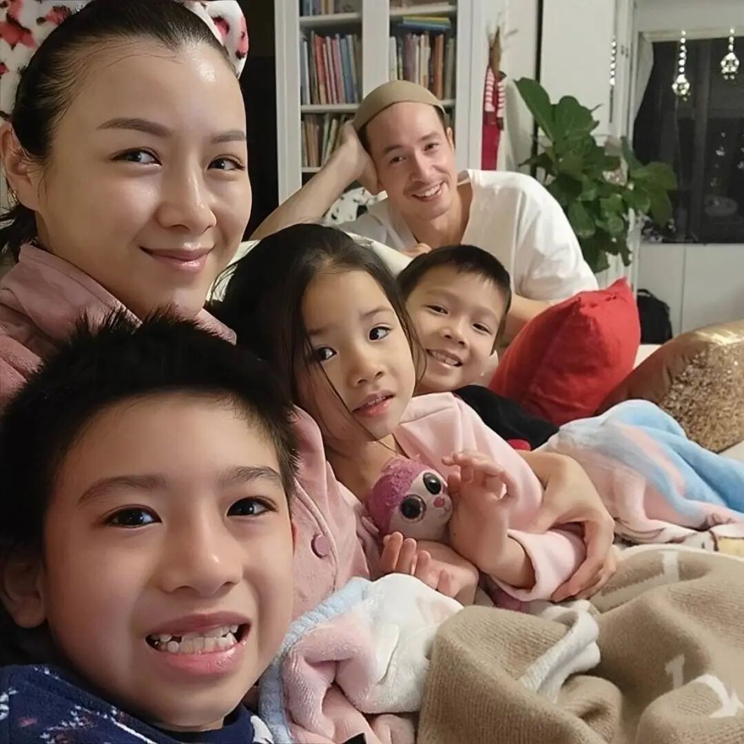 新剧停工！TVB知名夫妻档6岁女儿遭保姆传染确诊新冠，一家五口在家隔离（组图） - 5