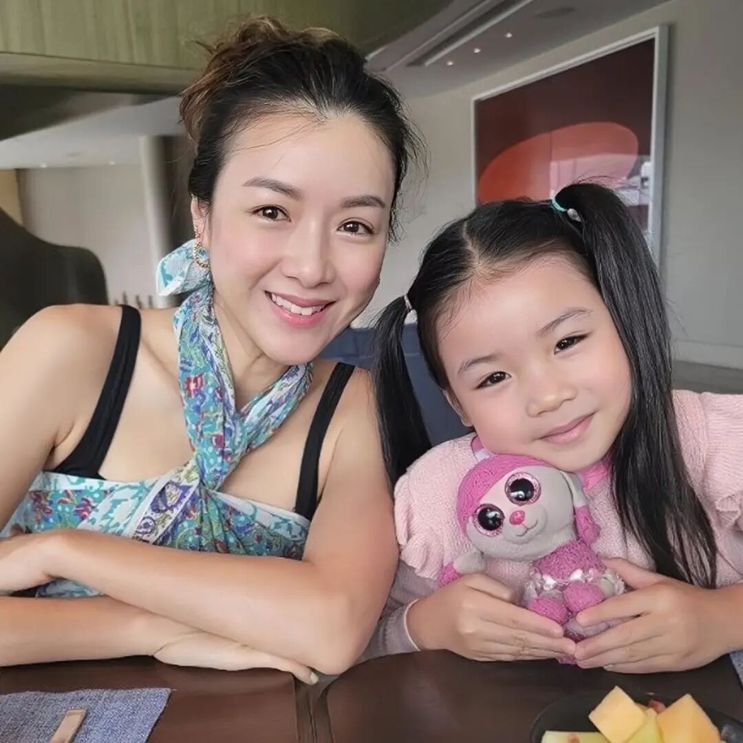 新剧停工！TVB知名夫妻档6岁女儿遭保姆传染确诊新冠，一家五口在家隔离（组图） - 1