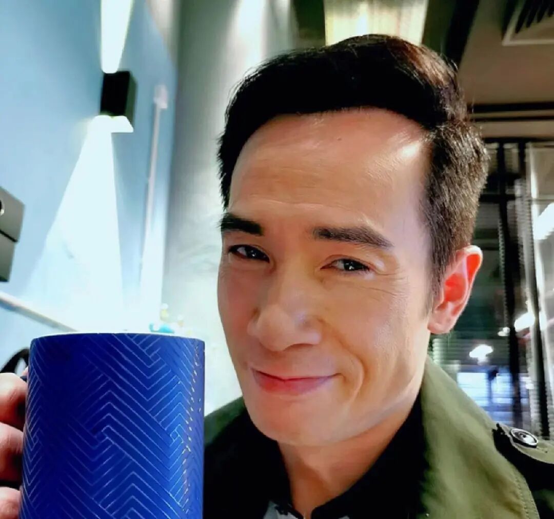 男人最痛！52岁TVB最贵视帝发际线后移明显，两鬓微白显沧桑