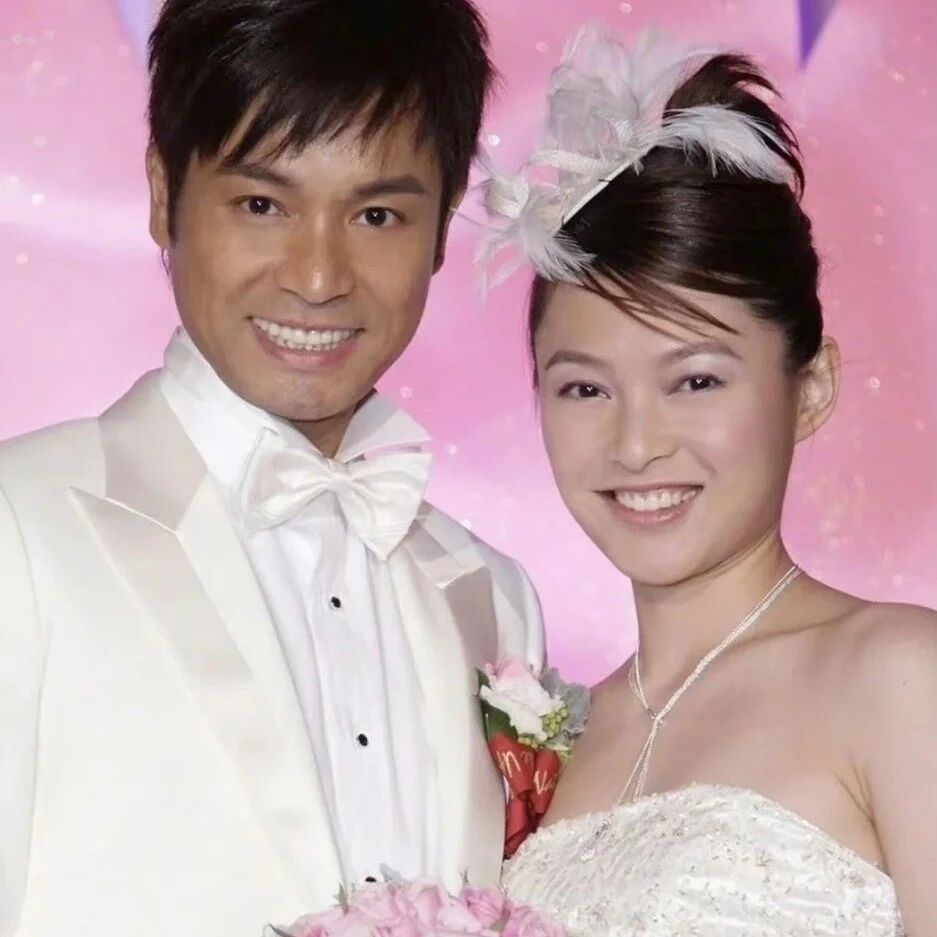 欧倩怡与郭晋安离婚后晒母女合照,14岁女儿穿低胸装引争议,被批＂教女无方＂