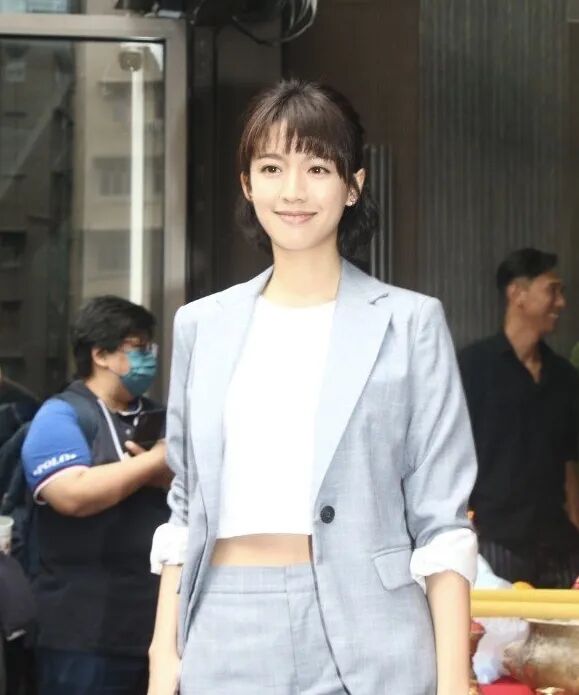 除此之外,黄智雯与吴卓羲饰演的富二代律师也有微妙的感情关系,值得