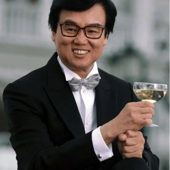 黄百鸣涉内幕交易案开庭,现身法院全程沉默,曾陪妻子抗癌16年