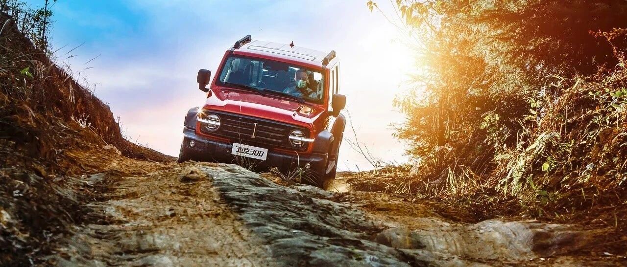 殿堂级“蠕行”征服全国最高48°摩天驼峰——抢先试驾坦克300