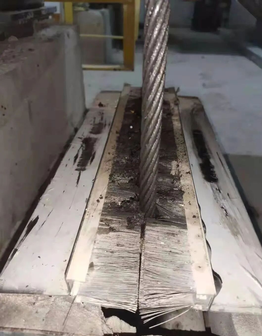 天冷了，这个钢丝绳去油泥装置怎么样？