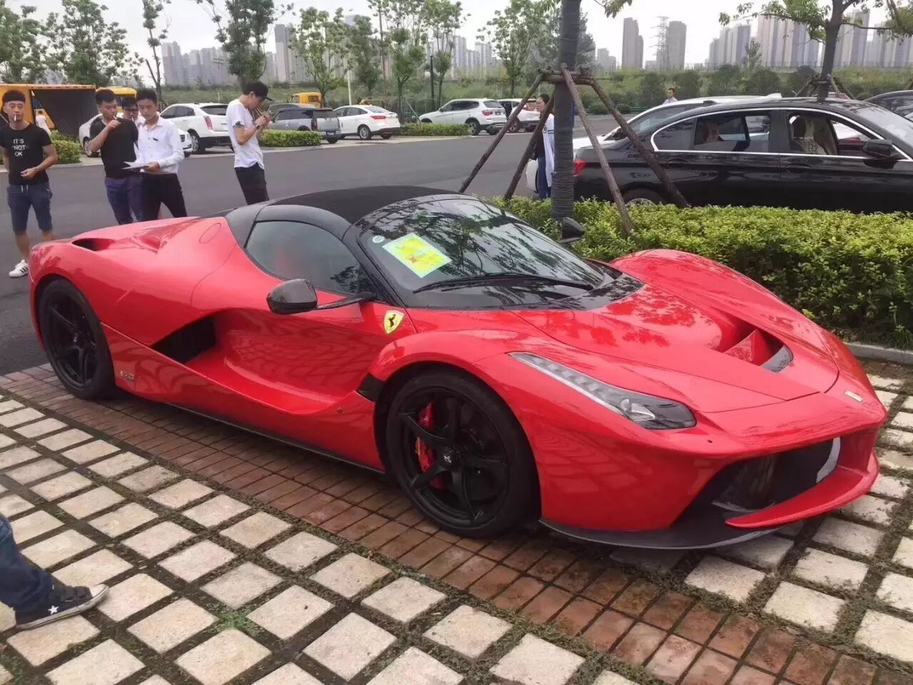 作为目前法拉利的顶级旗舰,laferrari自 2013 年 3 月在日内瓦车展