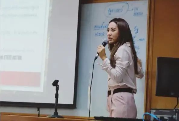 河南老教师打扮雅致,年轻人也很难做到,家长却说:希望统一着装-微信头条网 河南老教师打扮雅致,年轻人也很难做到,家长却说:希望统一着装