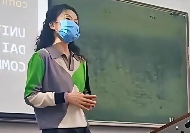 河南老教师打扮雅致,年轻人也很难做到,家长却说:希望统一着装-微信头条网 河南老教师打扮雅致,年轻人也很难做到,家长却说:希望统一着装