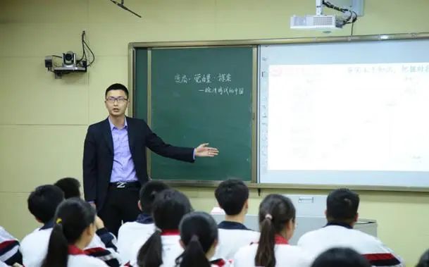 河南老教师打扮雅致,年轻人也很难做到,家长却说:希望统一着装-微信头条网 河南老教师打扮雅致,年轻人也很难做到,家长却说:希望统一着装