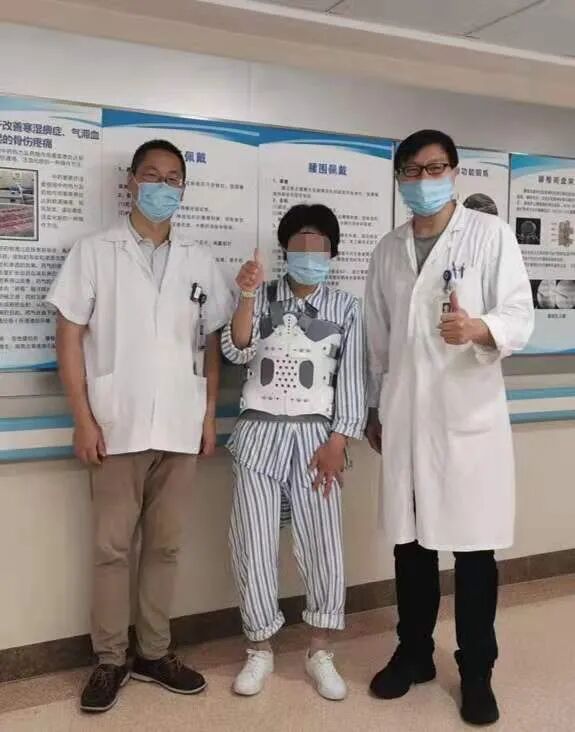 告别十年"罗锅","昂首挺胸"迎来新生_强直性脊柱炎_介绍_症状表现