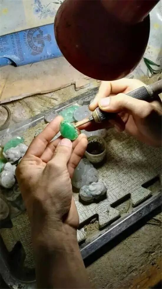 翡翠加工艺术,三分做工七分抛光!