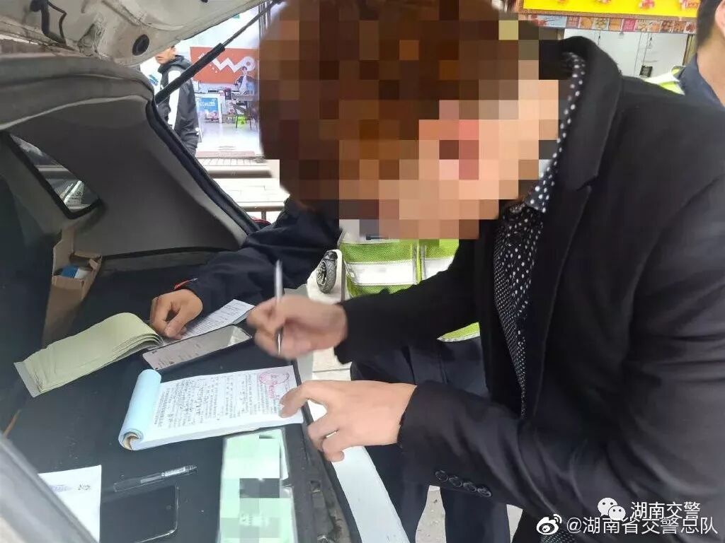 自拍| 谜之操作…男子压双黄线停车自拍 然后交警蜀黍来了