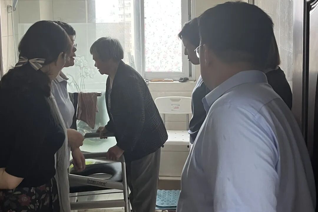 入户参观家庭适老化设施改造.jpg