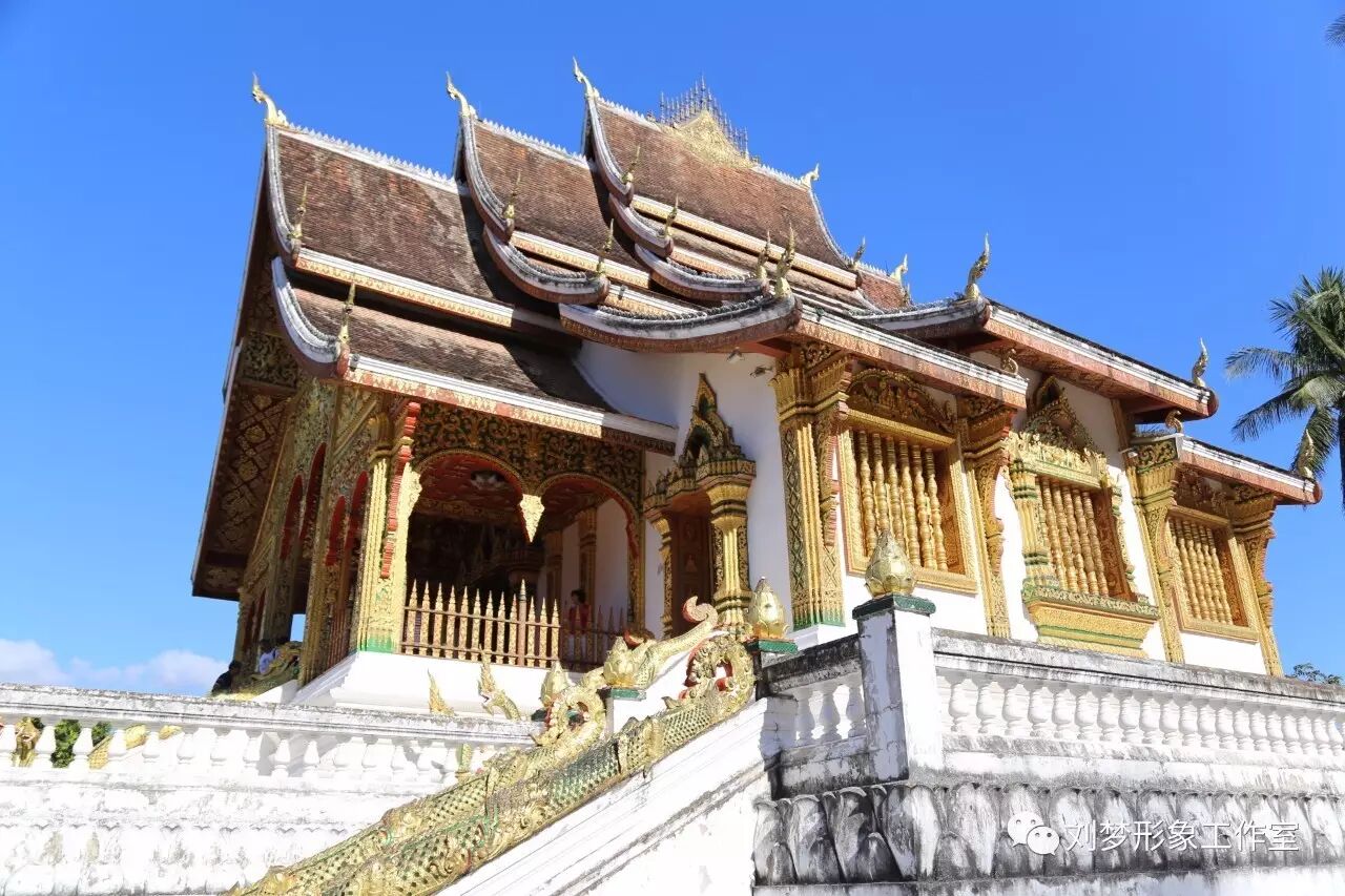 华丽的鎏金浮雕墙,最吸引人的还是佛殿大门和墙壁上贴满的金木雕壁画