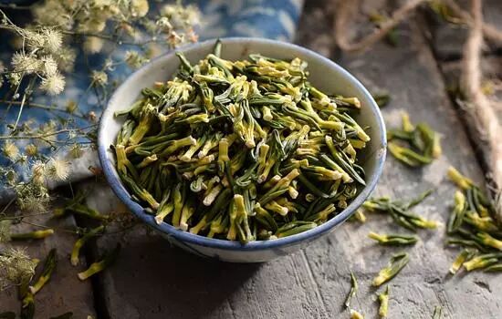 白发集中出现在两鬓要重视日常养生