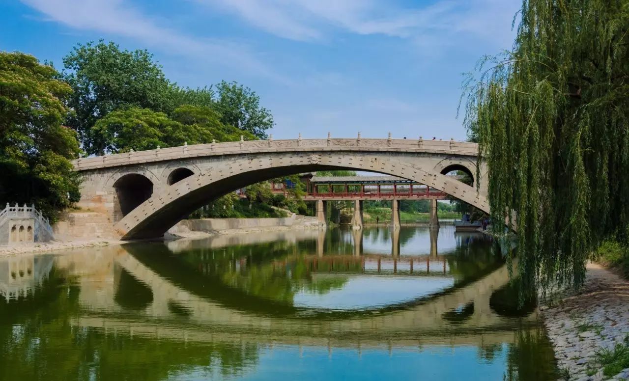 石家莊的 趙州橋 ,又稱安濟橋,俗名大石橋,是全國重點文物保護單位.