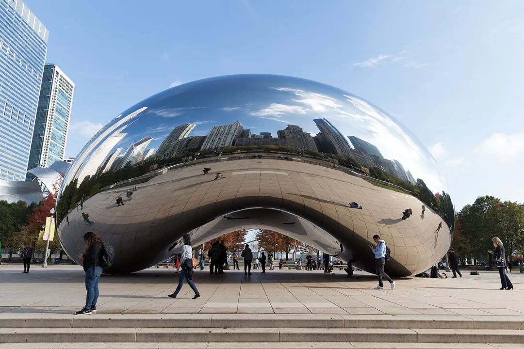 在当代雕塑家安尼施·卡普尔的《云门》中,抛光的镜面结合简洁的曲线