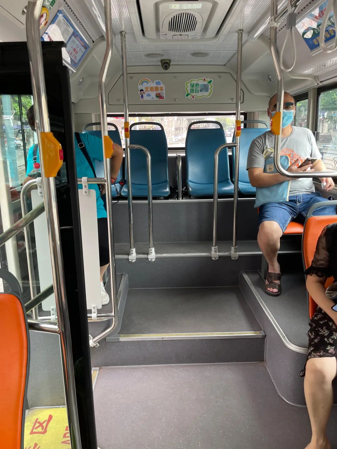重庆公交车宝宝巴士火出圈!坐车手机能充电!这一波操作在大气层