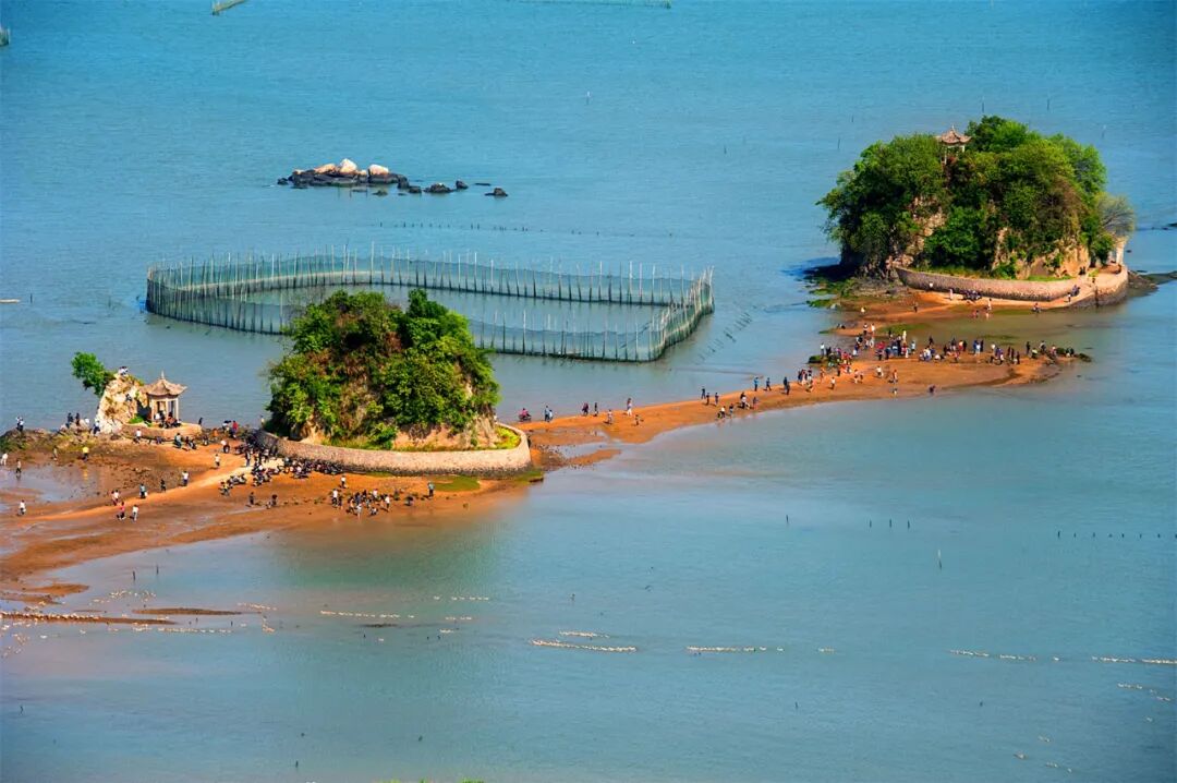 时隔水相望,退潮时黄沙相连,上石孔山上有沙孟海题写的"双屿仙风"四字