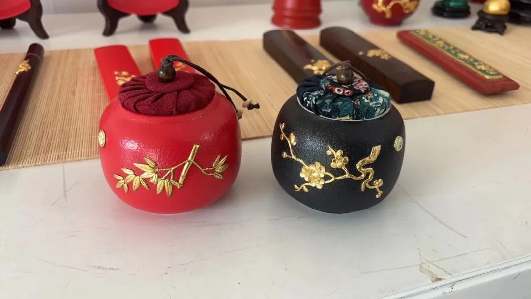多彩近年来宁海一批匠人复原传统的泥金彩漆艺术品开发了很多文创产品
