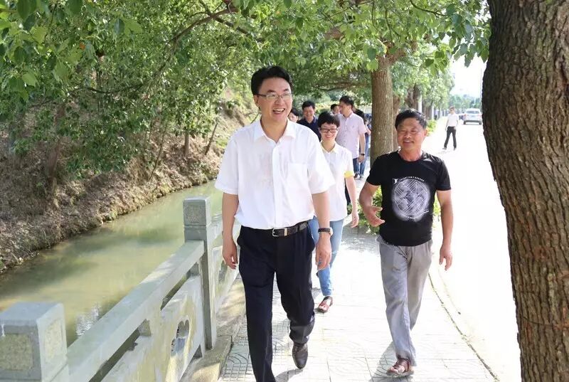 杨勇在大佳何镇开展"昼访夜谈,蹲点破难"抓落实系列活动:抢抓机遇谋