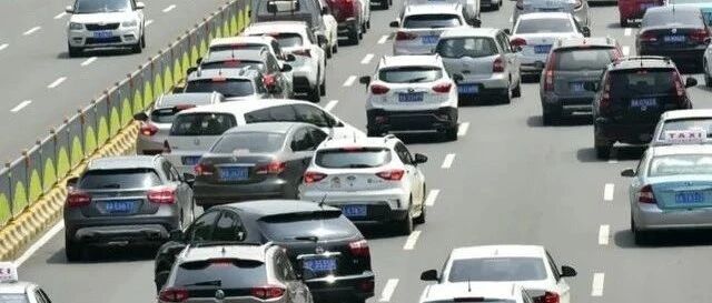 通勤10小时堵车8小时，国庆堵车的锅由谁来背？